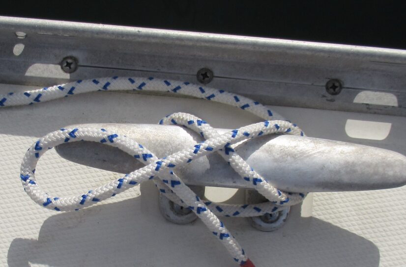 ボートオーナー必見!メンテナンスガイド ロープワークの基本と係留ラインの摩耗対策